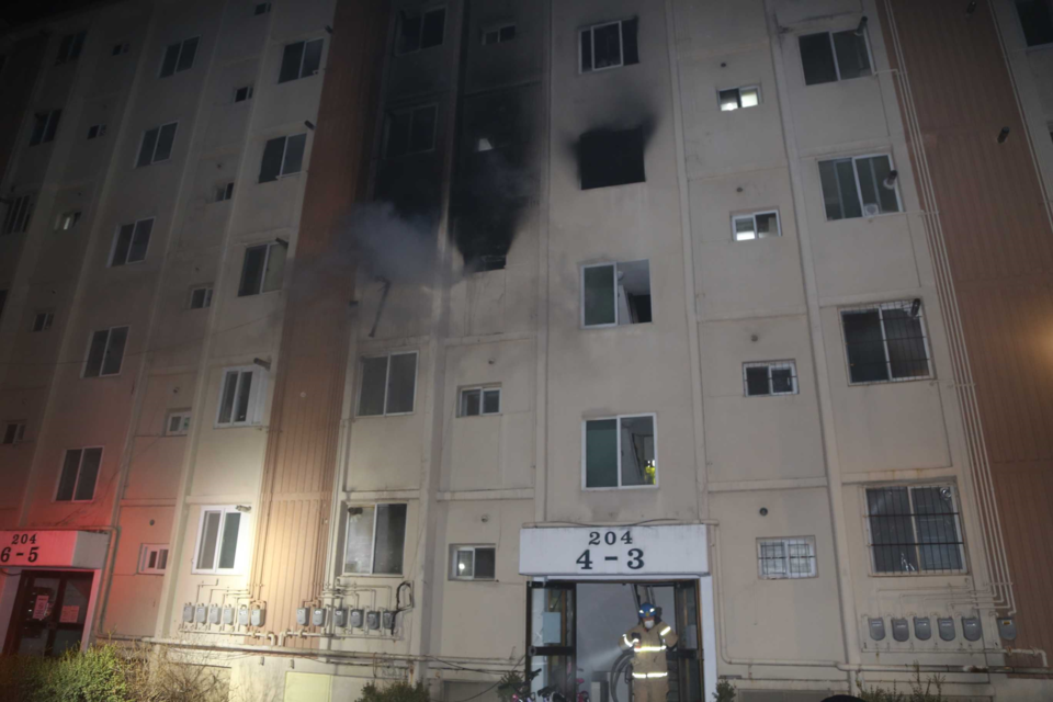 포천 소흘읍의 한 6층짜리 아파트 3층 세대에서 불이 나 60대 위층 거주 주민이 숨지는 사고가 났다. 사진은 화재 현장. (사진제공=경기도북부소방재난본부)