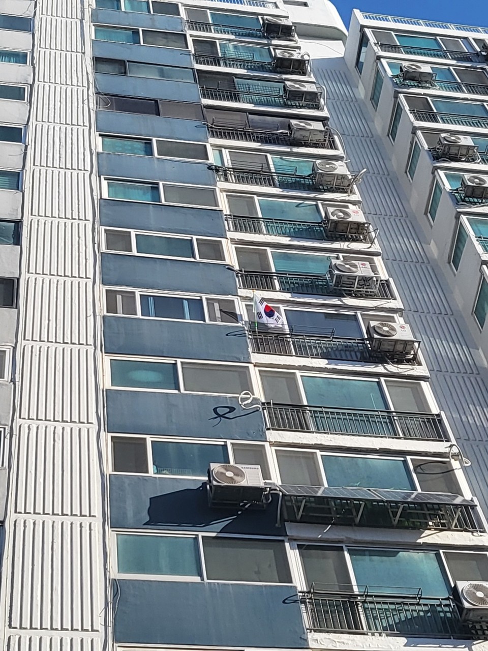 제105주년 삼일절인 1일 오전 9시15분께 인천시 계양구의 한 아파트에 게양된 태극기의 모습이 찾기 어렵다. (사진=이복수 기자)