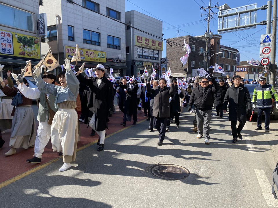 광주시가 제105주년 삼일절인 1일 곤지암읍 만선리 일대 거리에서 3·1만세운동을 재현하는 거리 행진을 펼쳤다. (사진=장은기 기자)