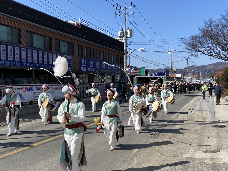 광주시가 제105주년 삼일절인 1일 곤지암읍 만선리 일대 거리에서 3·1만세운동을 재현하는 거리 행진을 펼쳤다. (사진=장은기 기자)