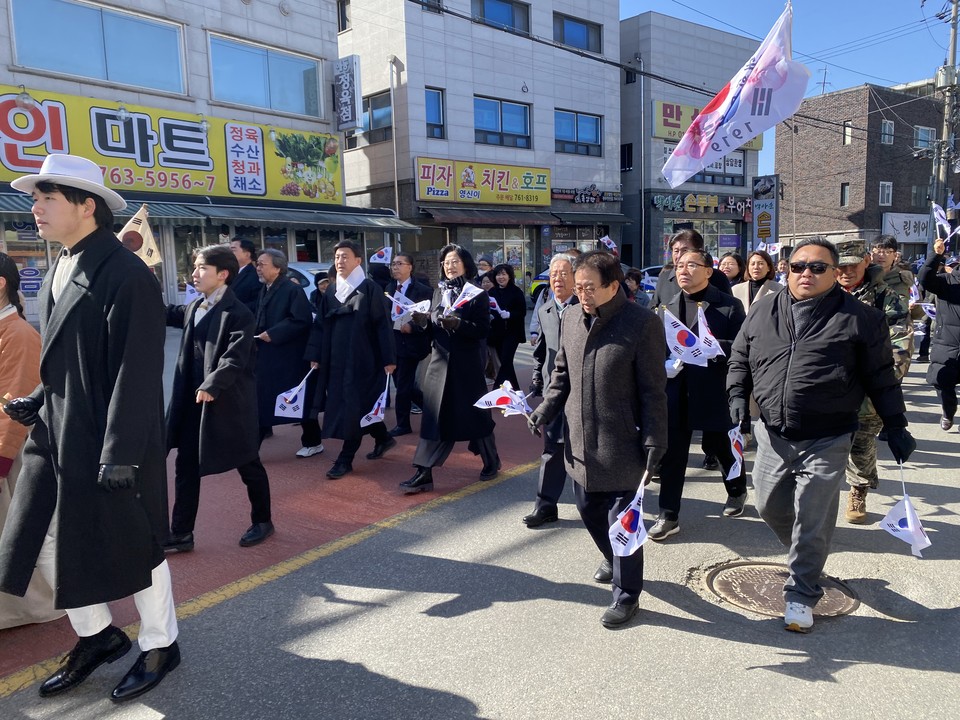 광주시가 제105주년 삼일절인 1일 곤지암읍 만선리 일대 거리에서 3·1만세운동을 재현하는 거리 행진을 펼쳤다. (사진=장은기 기자)