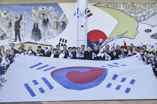 김포시독립기념관 앞 광장에서 김병수 시장을 비롯한 제105주년 3·1 절 기념행사 참석자들이 데니 태극기를 펼치며, 3·1 독립만세의 정신을 계승하는 퍼포먼스를 선보이고 있다. (사진제공=김포시청)