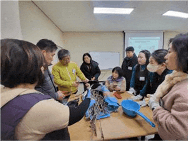 직장인들로 구성된 국제사이버대 웰빙귀농조경학과 학생들이 각종 묘목 식재 실습을 하는 등 꽃샘추위 속 특강 진행했다. (사진제공=국제사이버대)