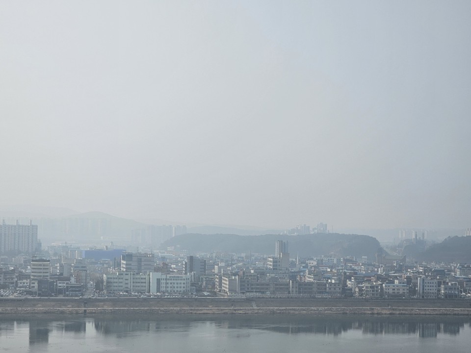 미세먼지 '나쁨'이 예보된 3일 오전 11시30분께 여주시 현암동에서 바라본 여주 시가지 일대에 미세먼지가 끼여 뿌옇게 보인다. (사진=김광섭 기자)