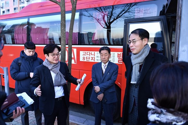 김병수 김포시장과 강희업 대광위원장이 신설 광역버스 탑승에 앞서 김포교통현안을 두고 얘기를 나누고 있다. (사진제공=김포시청)