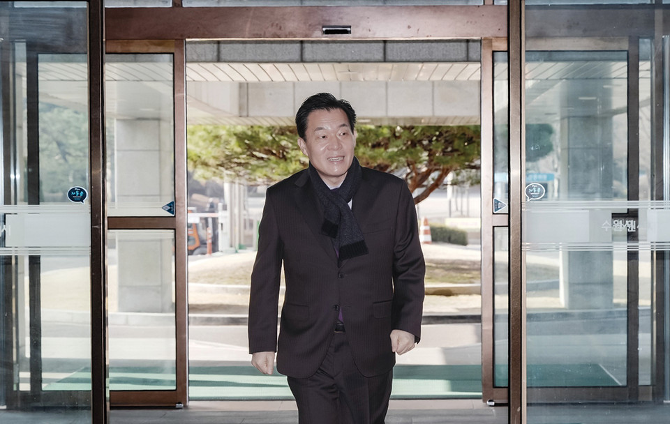 이재준 수원시장이 4일 오전 9시 40분께 시청 본관으로 출근하고 있다. (사진제공=수원시청)