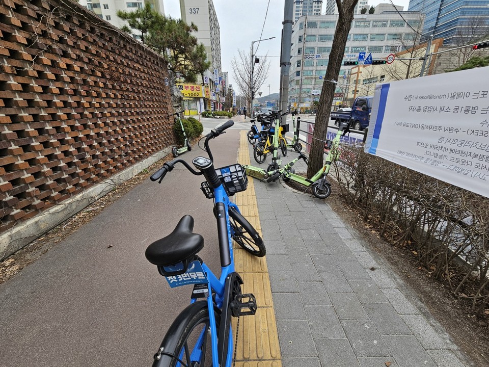 5일 오후 4시20분께 수원시 영통구 수원지방법원 동수원등기소 건너편 청명로변 인도를 공유 킥보드와 공유자전거들이 차지하고 있다. (사진=권영복 기자)
