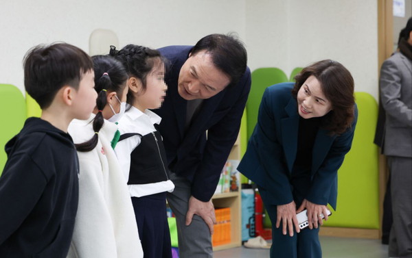 임태희 경기도교육감은 5일 늘봄학교 현장을 방문해 운영 현황을 점검했다. 이어 “아이들을 위해서는 뭐든지 할 수 있다”면서 현장의 의견을 적극 반영해 문제점을 보완하겠다고 약속했다. (사진제공=경기도교육청)