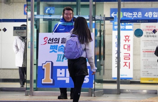 파주시을 더불어민주당 박정 예비후보는 ‘조리·광탄·탄현’ 선거구의 을(乙)지역 편제에 따른 각종 공약을 발표하고, 주민들의 삶과 애환을 꼼꼼히 살펴 편히 쉴 수 있는 지역으로 바꿔 나갈 것“이라고 다짐했다. (사진=박정 후보 페이스북)