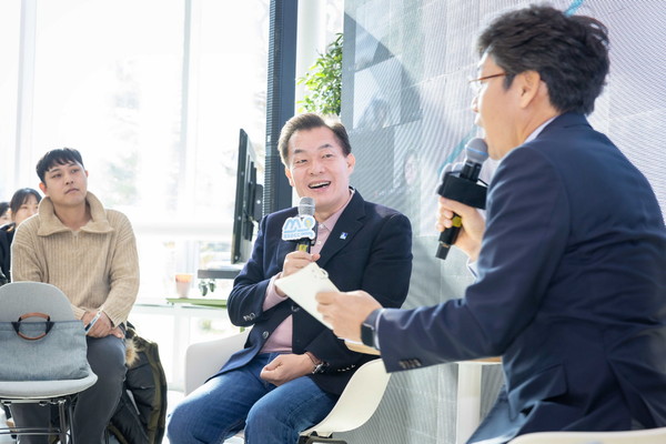 지난해 11월 열린 ‘1인 가구 정책 쇼케이스’에서 이재준 수원시장이 1인 가구와 대화하고 있다. (사진제공=수원시청)