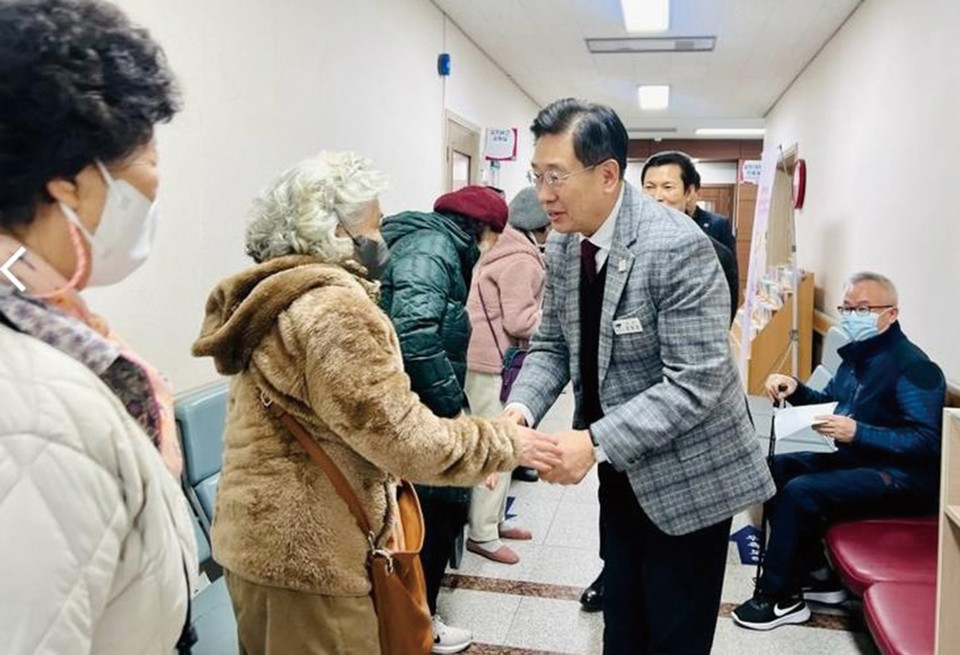 전진선 양평군수가 폐렴구균 예방접종 홍보를 위해 6일 오전 양평군보건소를 방문해 직접 예방접종을 맞으며 대기하고 있던 어른신들과 환담을 나누고 있다. (사진제공=양평군청)
