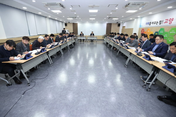 이동환 고양특례시장이 6일 간부회의에서 민선8기 시정 목표 중 하나인 ‘시민 우선 소통 시정’을 1순위로 두고, 시민들의 작은 목소리에도 귀 기울이고 공감하는 적극 행정에 힘써줄 것을 당부했다. (사진제공=고양시청)