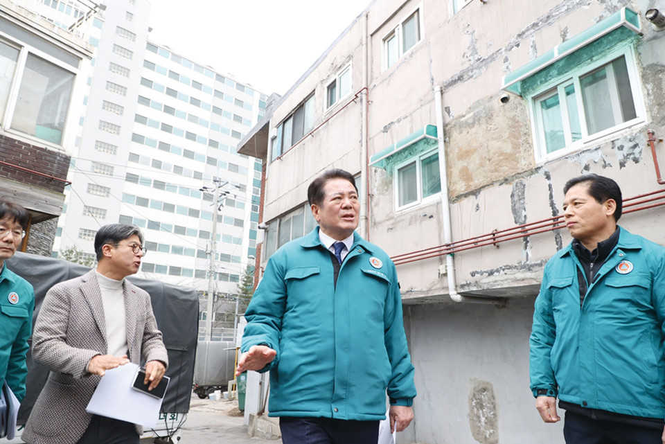 최대호 안양시장은 지난 5일 오후 건축구조 전문가와 관계 공무원 등 5명과 함께 재난위험시설인 안양시 만안구 석수동의 한 연립주택을 방문해 외부 벽체균열 및 주변 지반 침하 등을 점검했다. (사진제공=안양시청)