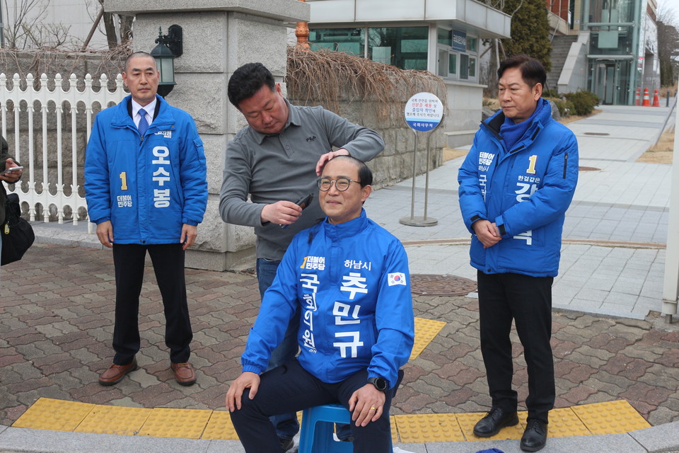 강병덕·오수봉·추민규 더불어민주당 하남시 선거구 출마를 준비하던 예비후보들이 6일 오후 서울 여의도 국회 앞에서 하남 갑·을 지역 전략 공천을 규탄하며 삭발식을 가졌다. (사진제공=강병덕 예비후보 캠프)