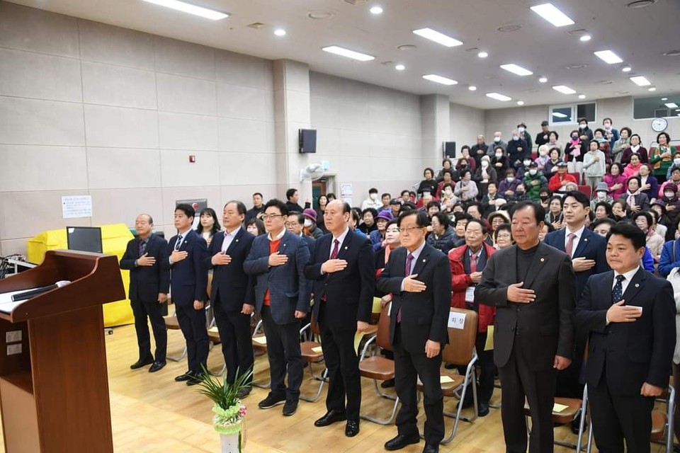 박형덕 동두천시장이 6일 동두천시노인복지관에서 열린 노인대학 입학식에 참석해 배움의 뜻을 세우신 어르신들께 경의를 표했다. (사진=박형덕 동두천시장 페이스북)
