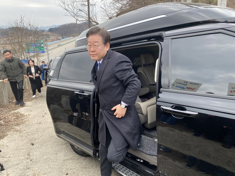 7일 오전 양평군 강산면 병산리 서울양평고속도로 예정지를 찾은 이재명 더불어민주당 대표가 차에서 내리고 있다. (사진=장은기 기자)