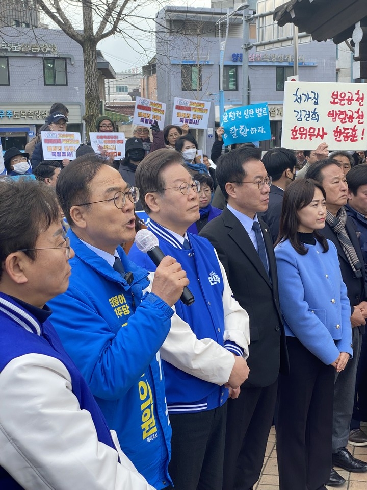 7일 오전 11시45분께 양평군청 광장에서 더불어민주당 여주·양평 최재관 예비후보가 서울양평 고속도로에 대해 발언하고 있다. (사진=장은기 기자)