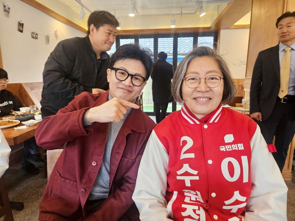 이수정 국민의힘 수원정 국회의원 후보가 7일 한동훈 국민의힘 비상대책위원장과 삼성전자 본사 인근에 있는 영통구청 앞에서 거리유세를 하며 현장 설명회를 진행했다. (사진제공=이수정캠프)