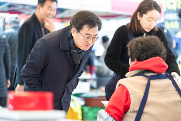 7일 오전 김동연 경기도지사가 김포 북변 민속5일장 전통시장을 방문해 시설 점검 및 애로사항을 청취하고 있다. (사진제공=경기도청)