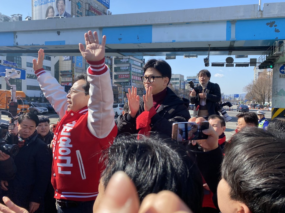 국민의힘 한동훈 비대위원장이 5일 오전 10시50분께 성남시 단대오거리역 5번 출구에서 중원구 윤용근 후보를 지원 유세를 펼치고 있다. (사진=장은기 기자)