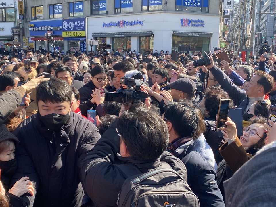 8일 오전 10시50분께 성남을 찾는 한동훈 국민의힘 비대위원장이 단대오거리역 5번 출구에 모인 인파 속을 빠져나가고 있다. (사진=장은기 기자)