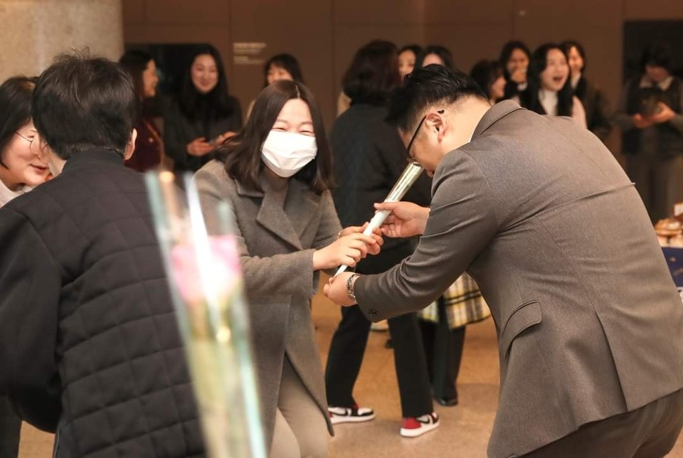 정명근 화성시장이 8일 제116주년 세계여성의 날을 맞아 출근길 여성 공직자들에게 장미꽃을 선물했다. (사진=정명근 화성시장 페이스북)