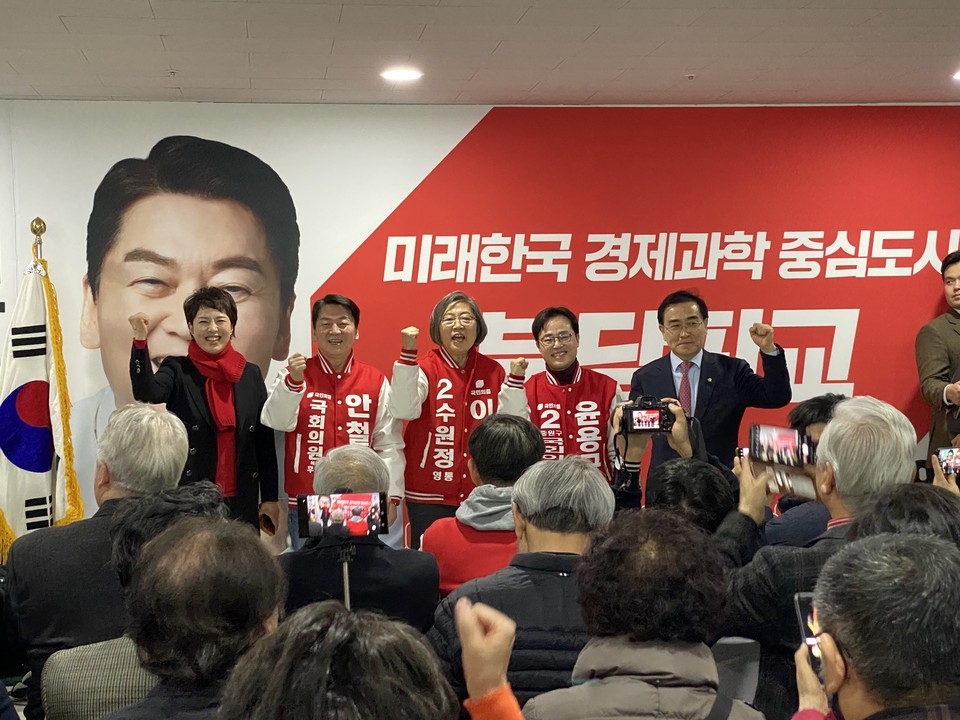 성남 분당갑 예비후보인 국민의힘 안철수 의원이 8일 오후 야탑동에 마련된 자신의 선거사무소 개소식을 개최했다. (사진=장은기 기자)