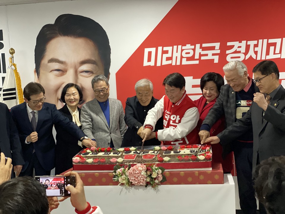 성남 분당갑 예비후보인 국민의힘 안철수 의원이 8일 오후 야탑동에 마련된 자신의 선거사무소 개소식을 개최했다. (사진=장은기 기자)