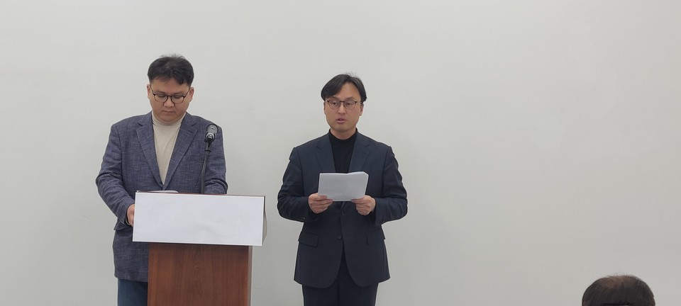 국민의힘 포천가평선거구 김용호, 허청회 예비후보가 8일 포천시청 브리핑룸에서 기자회견를 하고 있다. (사진=김성운 기자)