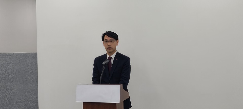 국민의힘 포천가평선거구 권실일 예비후보가 8일 포천시청 브리핑룸에서 반박 기자회견을 하고 있다. (사진=김성운 기자)
