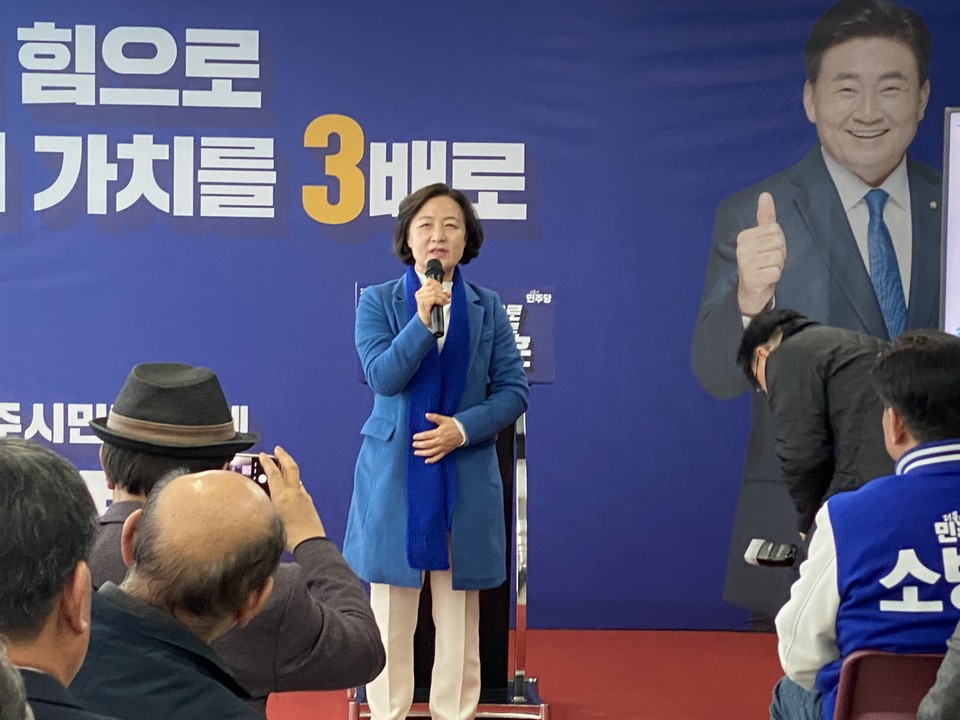 더불어민주당 경기광주갑 선거구 후보로 공천된 소병훈 의원이 9일 오후 2시 광주시 중앙로 9번길 선호빌딩에 마련된 선거사무소에서 개소식을 갖고 본격적인 선거전에 돌입했다. (사진=장은기 기자)