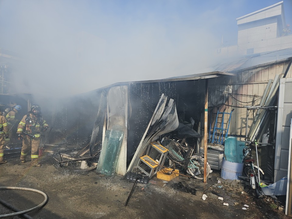 9일 오전 9시54분께 수원시 권선구 고색동의 한 새시·유리판매점에서 불이 나 신고를 받고 출동한 소방당국에 의해 약 1시간 만에 꺼졌다. 다행히 인명피해는 발생하지 않았다. 사진은 화재 현장. (사진제공=경기도소방재난본부)