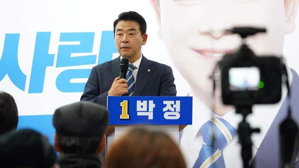 더불어민주당 파주시을 박정 예비후보는 9일 ‘뜸부기선대위’ 출범식을 갖고 평화경제특구와 경기북부특별자치도란 양 날개를 힘차게 펼쳐 파주를 평화와 번영의 도시를 건설하겠다 약속했다. (사진=박정 후보 페이스북)