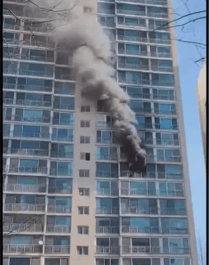 10일 오전 9시47분께 고양시 일산서구 일산동의 한 23층짜리 아파트 10층에서 불이 나 신고를 받고 출동한 소방당국에 의해 약 25분 만에 꺼졌다. 이 과정에서 아파트 주민 50대 여성이 부상을 입고 인근 병원으로 이송됐다. (영상제공=경기도북부소방재난본부)