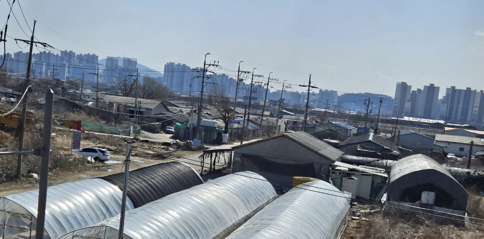 적정 보상과 변상금 탕감 등을 요구하며 점유 상태가 이어지고 있는 한강시네폴리스 사업부지 내 '종달새마을' 앞 전경. (사진=권용국 기자)
