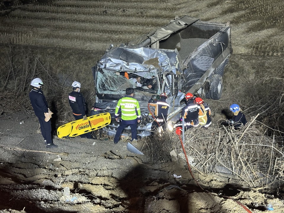 12일 오전 2시53분께 포천시 군내면 상성북리 구리포천고속도로 신북TG에서 포천TG 방향 약 50미터 지점을 달리던 25톤 덤프트럭이 우측 가드레일을 들이받고 10미터 절벽 아래로 추락하는 사고가 났다. 이 사고로 30대 운전자 A씨가 중상을 입었다. 사진은 사고 현장. (사진제공=경기도북부소방재난본부)