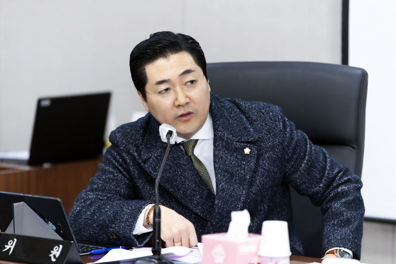 김포도시관리공사 이형록 사장이 시민사회단체가 제기한 임용자격 논란에 이어 개인 사찰 의혹에 휩싸이게 됐다. 사진은 자신의 사찰 의혹을 제기한 김기남 김포시의원. (사진제공=김포시의회)