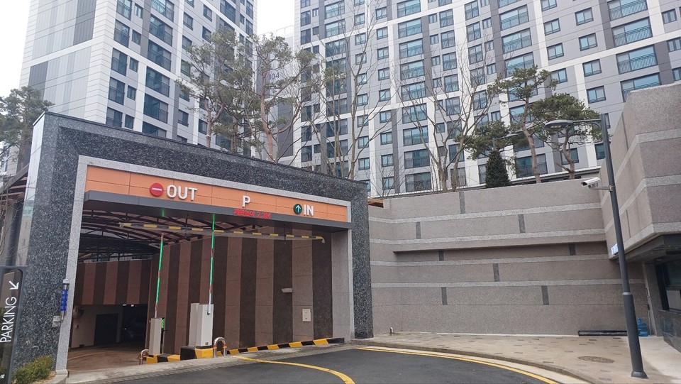 높이 초과에 따른 사용승인 불가로 입주에 차질일 빚었던 김포고촌읍에 공급된 지역주택조합 아파트가 입주민들의 첫 입주를 맞기 위해 아파트 현관 게이트가 열려있다. (사진제공=김포고촌지역주택조합)