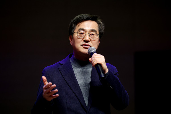 경기도가 12일 도청에서 ‘인공지능(AI), 기회와 도전’을 주제로 기회혁신 포럼 경바시(경기도를 바꾸는 시간)에서 김동연 지사가 특강을 하고 있다.