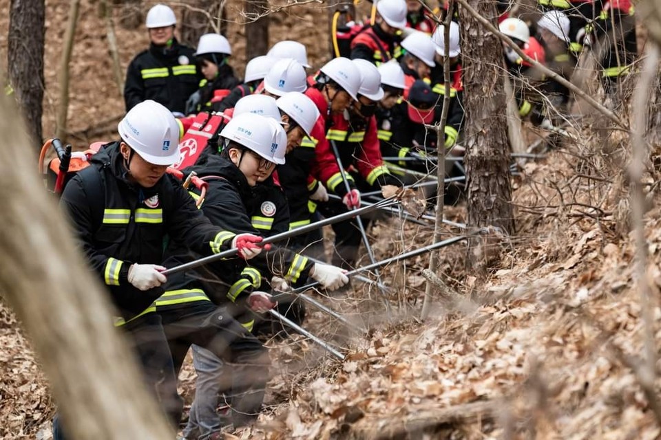 수원시가 12일 오후 장안구 광교임시수련원에서 ‘2024 봄철 유관기관 합동 산불진화 모의훈련’을 실시했다. (사진=이재준 수원시장 페이스북)