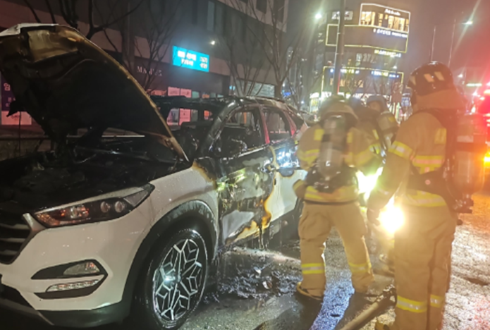12일 오후 7시3분께 수원시 팔달구 고등동 인근을 운행 중이던 SUV 차량에서 불이 났다. 사진은 화재 현장. (사진제공=경기도소방재난본부)
