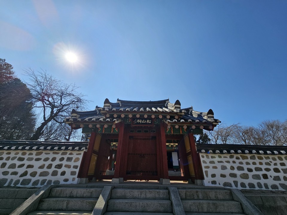 13일 오전 11시20분께 찾은 의정부 민락동에 위치한 송산사는 조선의 개국에 참여하지 않고 고려의 신하로 절개를 지키며 운둔하였던 조견, 원선, 이중인, 김주, 김양남, 유천 등 여섯 사람의 위패를 모시고 그 뜻을 기리기 위해 제사를 지냈던 사당이다. (사진=강상준 기자)