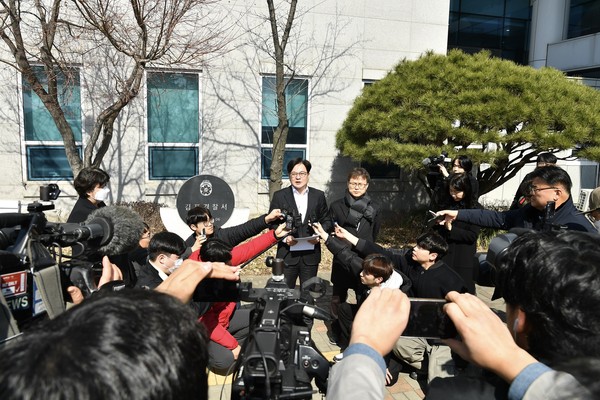 김병수 김포시장과 유세현 김포시청 공무원 노조위원장이 김포경찰서 앞에서 수시 의뢰서 제출과 관련해 기자회견을 갖고 있다. (사진제공=김포시청)