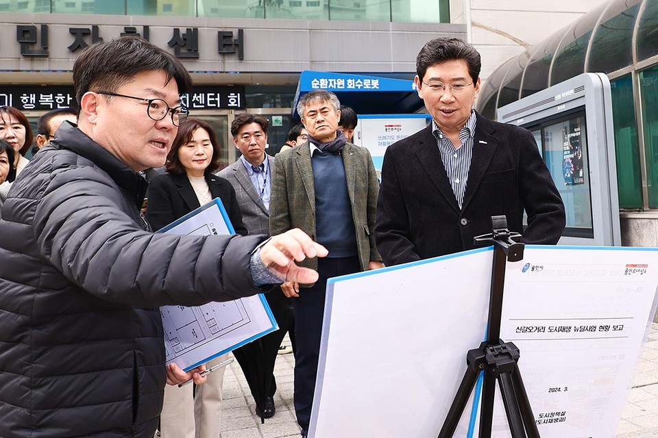 이상일 용인특례시장(오른쪽)이 지난 12일 신갈오거리 도시재생사업 현장을 방문해 신갈동행정복지센터 앞에서 관련 보고를 받고 있다. (사진제공=용인시청)