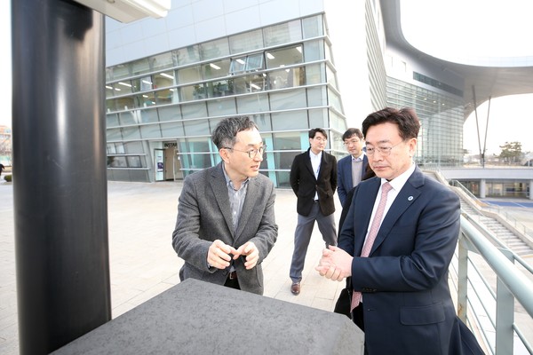 윤원석 청장이 스타트업파크 현장 관계자에게 설명을 들으며 현장을 함께 둘러보고 있다. (사진제공=인천경제청)