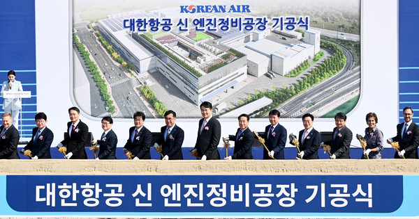 유정복 인천광역시장이 14일 중구 영종도 부지에서 열린 '대한항공 신 엔진정비공장 기공식'에서 조원태 한진그룹 회장과 시삽을 하고 있다. (사진제공=인천시청)