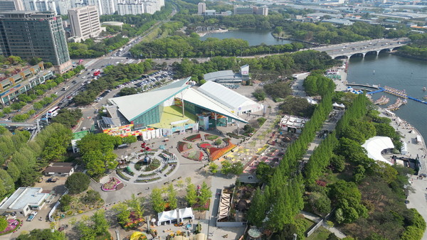 재단법인 고양국제꽃박람회는 ‘20 24고양국제꽃박람회’를 다음 달 26일부터 5월 12일까지 17일간, 장미원과 노래하는 분수광장까지 포함한 일산호수공원 일원에서 성대하게 개최한다. (사진제공=고양시청)