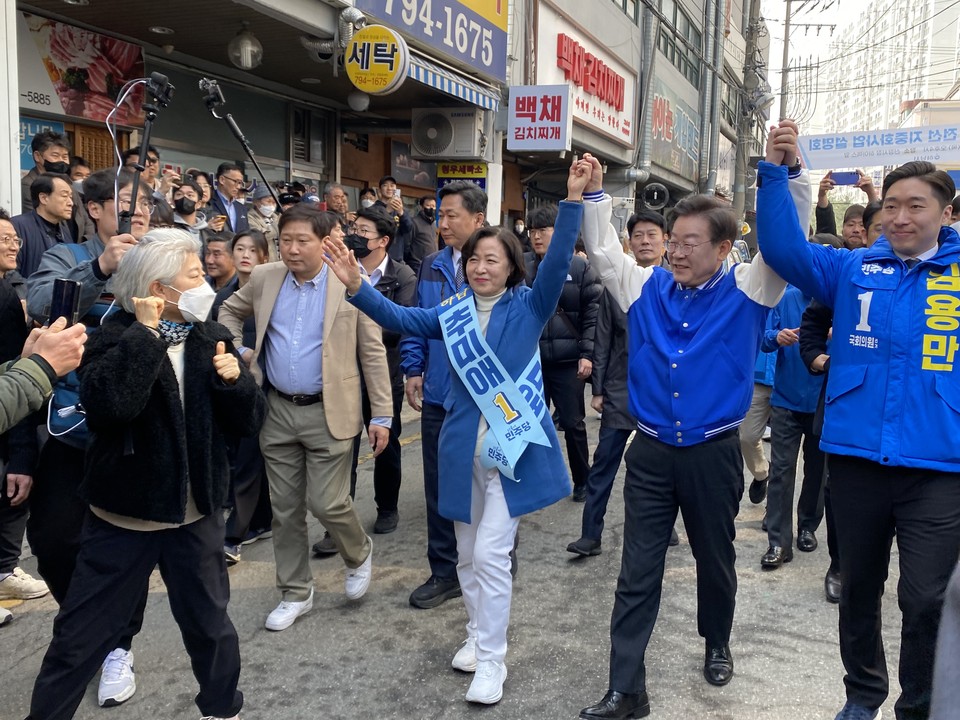 16일 오전 11시 이재명 더불어민주당 대표가 추미애 후보, 김용만 후보와 함께 하남시 신장시장에서 기자회견을 하기 위해 입장하고 있다. (사진=장은기 기자)