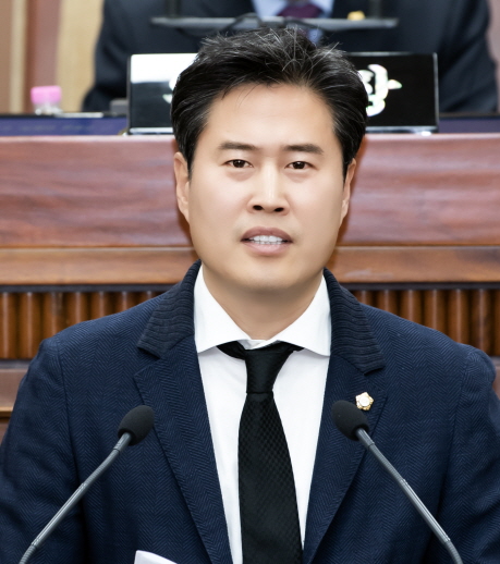 오강현 더불어민주당 시의원이 시의회 임시회 '5분 발언'을 통해 김병수 시장의 소통 문제를 지적하고 있다. (사진제공=김포시의회)