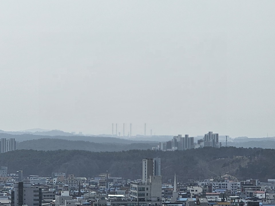 17일 오후 1시22분께 여주지역 대기질이 황사의 영향으로 미세먼지 농도가 높아지면서 뿌옇게 보이고 있다. (사진=김광섭 기자)